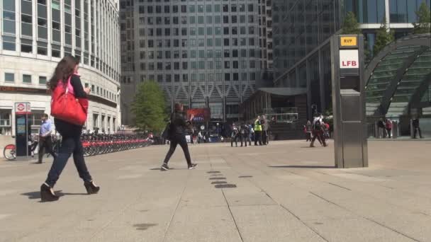 Pessoas caminhando na calçada na área do centro financeiro de Londres — Vídeo de Stock