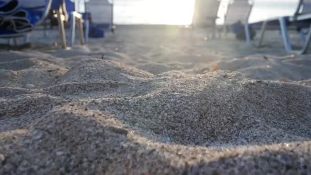 POV на березі моря ходити через пісок моря — стокове відео