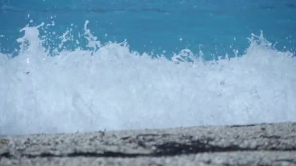 Голубая вода и волны с белой пеной в Средиземном море — стоковое видео