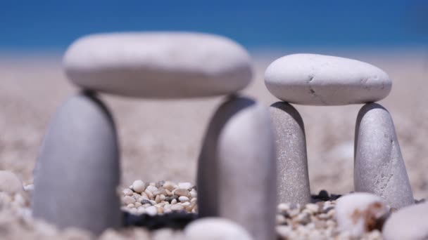 Construir Stonehenge en miniatura con piedras en la playa en vacaciones — Vídeo de stock