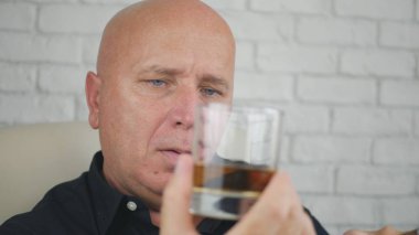 Viski içme ve puro sigara işadamı