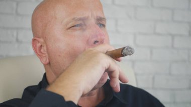 Bir puro oda ofis içinde sigara ciddi işadamı görüntüsü