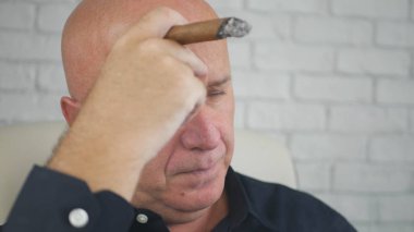 Bir puro oda ofis içinde sigara hayal kırıklığına işadamı görüntüsü