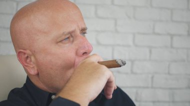 Bir puro oda ofis içinde sigara ciddi işadamı görüntüsü