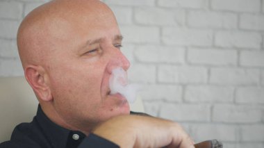 Bir puro oda ofis içinde sigara ciddi işadamı görüntüsü