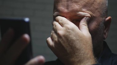 Cep telefonu iletişim kullanarak hayal kırıklığına işadamı metin