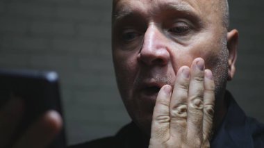 Cep telefonu iletişim kullanarak korkmuş ve hayal kırıklığına işadamı metin