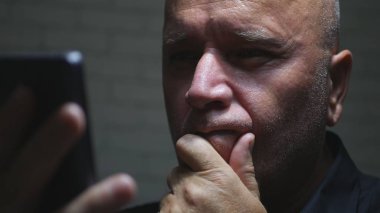 Cep telefonu iletişim kullanarak üzgün işadamı metin