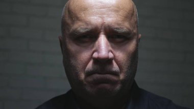 Kamera için üzgün işadamı görüntü