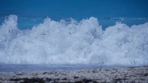 Океан с голубой водой Большие белые и красивые волны — стоковое фото