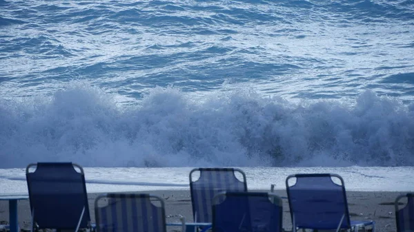 Azul Oceano água ondas brancas e espreguiçadeiras na praia — Fotografia de Stock