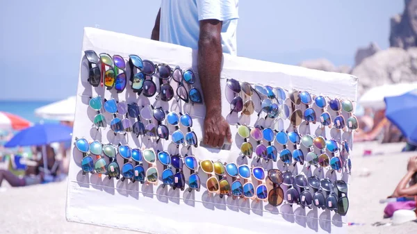 Vendedor na praia vendendo óculos de sol — Fotografia de Stock