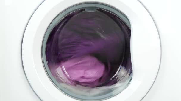 Máquina de lavar roupa girando e girando roupas molhadas — Vídeo de Stock
