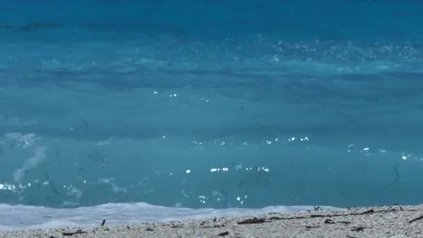 Agua azul y olas con espuma blanca en el mar Mediterráneo — Vídeos de Stock