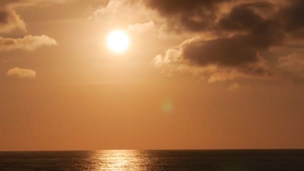 Time-lapse d'un magnifique coucher de soleil rouge en Grèce Ionienne île 