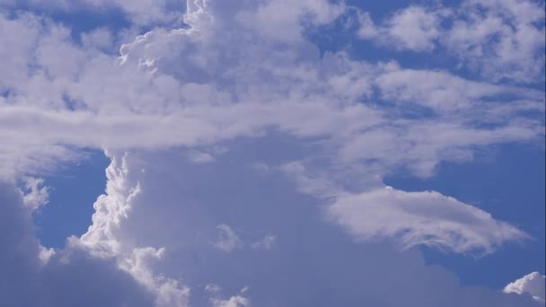 Temps écoulé avec nuages moelleux et ciel bleu — Video