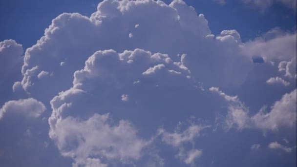 Temps écoulé avec nuages moelleux et ciel bleu — Video