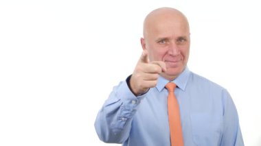 İşadamı gülümseme emin parmak ve başparmak ile işaret yukarıya iyi iş hareketleri