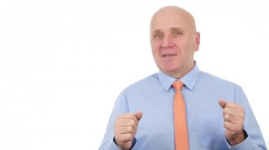 Gesticulating işadamı konuşuyor ve bir iş röportajda açıklayan