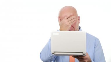 İşadamı kullanmak Laptop okuma hayal kırıklığına kötü Finansal haber Gesticulate gergin