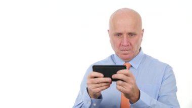 Cep telefonu kablosuz iletişim kullanarak işadamı metin