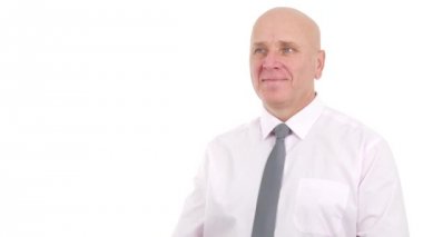 İşadamı emin gülümseme ve çift başparmak yukarıya iyi iş hareketleri yapmak