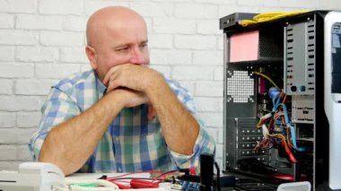 Nasıl bir bilgisayar onarım ve Gesticulate hayal kırıklığına düşünme teknisyen