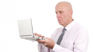 Bir dizüstü bilgisayar kullanarak meşgul ve ciddi bir işadamı çalışmaları