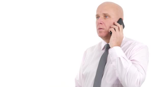 사업가 게 스마트폰 네트워크 통신을 사용 하 여 전화 — 비디오