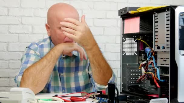 Ingeniero molesto en un centro de computación Gesticular decepcionado — Vídeos de Stock