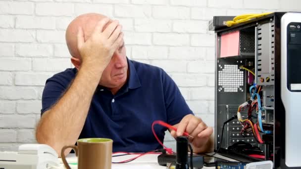 Tekniker försöka fixa en dator och gestikulera besviken — Stockvideo