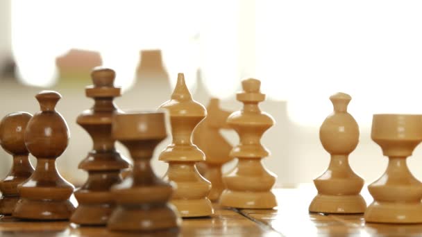Zavřít pohled s šachové figurky na šachový stolek v soutěži — Stock video