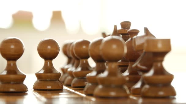 Fermer Vue avec des pièces d'échecs sur une table d'échecs en concours — Video