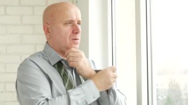 Yorgun işadamı gömlek kolları açık düğmelerinden