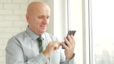 İşadamı iç ofis metin iş ayrıntıları kullanarak cep ve gülümseme mutlu