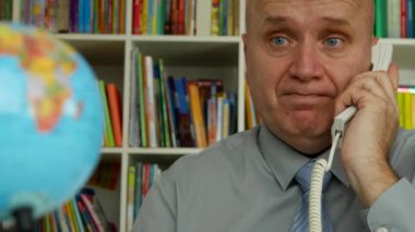 Office telefon hattı kullanarak telefon etmek Earth harita konuşma arıyor işadamı