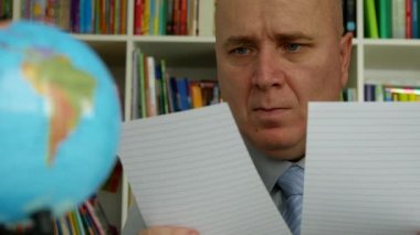 İş seyahati için hazırlanması Ulaşım Biletleri isteyen işadamı