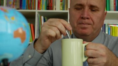 İşadamı ofiste sıcak ve enerji kahve keyfini