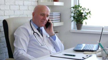 Cep telefonu için her zamanki gibi tıbbi sorunlar hakkında konuşmak doktor ile ateş