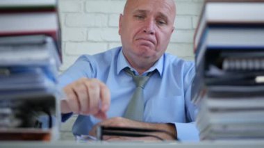 İşadamı bir cep telefonu kullanarak muhasebe Office metin