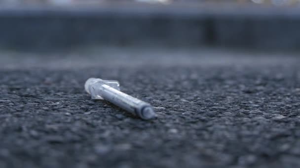 Gros plan Tirez avec l'instrument d'injection utilisé en médecine gauche sur la rue — Video