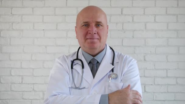 Médico confiado sonríe y pulgares hacia arriba en una presentación médica — Vídeos de Stock