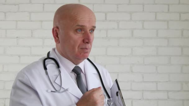 Läkare i mötet med en Patient lyssna och godkänna nicka — Stockvideo