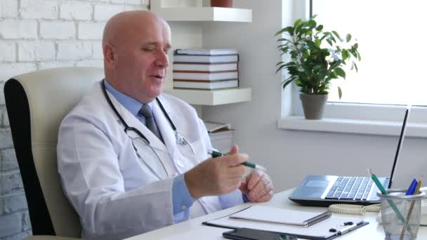 Imagen del médico en el gabinete del hospital hablando con un paciente — Vídeo de stock