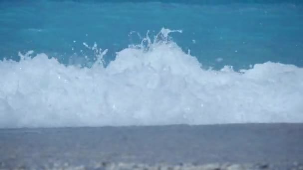 Água Azul e Ondas com Espuma Branca no Mar Mediterrâneo — Vídeo de Stock