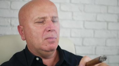 Bir puro oda ofis içinde sigara işadamı görüntüsü
