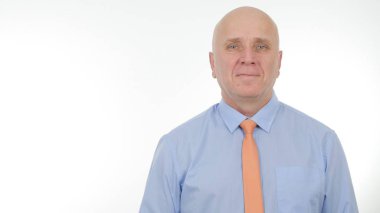 Mutlu ve memnun şirket Presentatio içinde gülümseyen iş adamı görüntü