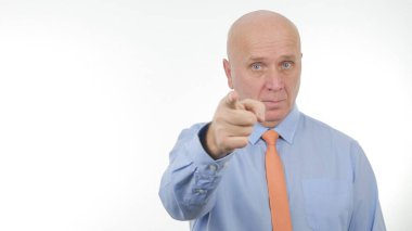 İşadamı birinin parmak ile işaret gösterir