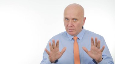 Bir konuşmada el hareketi kendine güvenen işadamı görüntüsü