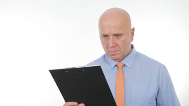 İşadamı okumak ve bir pano belgelerden karşılaştırın